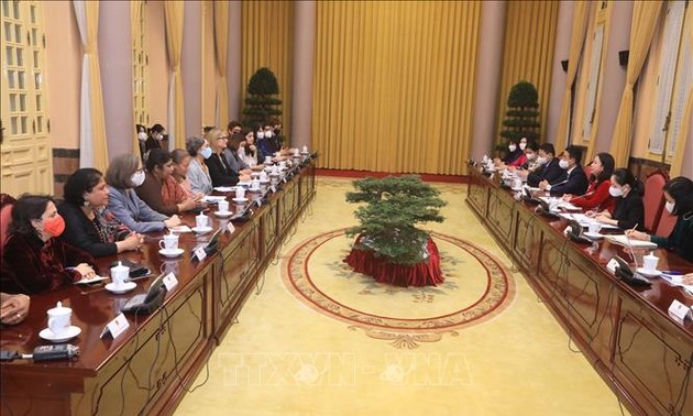 越南国家副主席会见各国驻越女大使和女代办