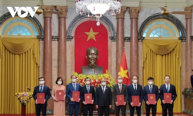 越南国家主席阮春福向越南驻外大使交付任务