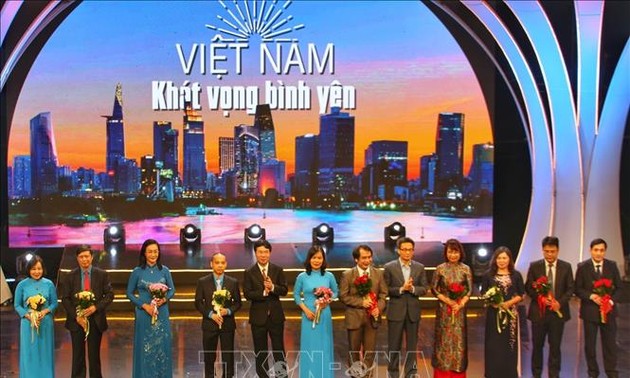 “越南-渴望平安”晚会：表彰防疫一线力量