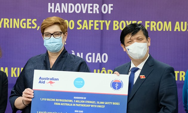 越南政府接收澳大利亚政府和UNICEF援助的医用冷藏柜和接种物资