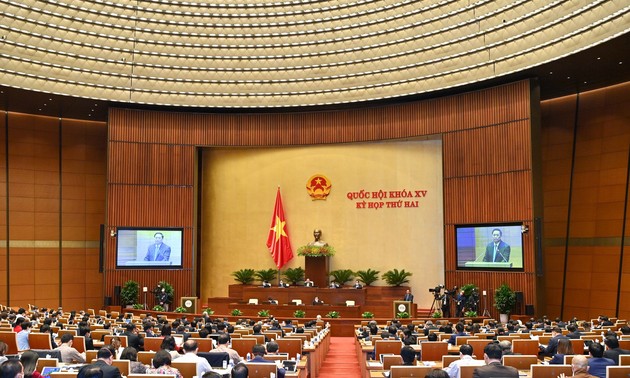 越南15届国会首场质询活动结束