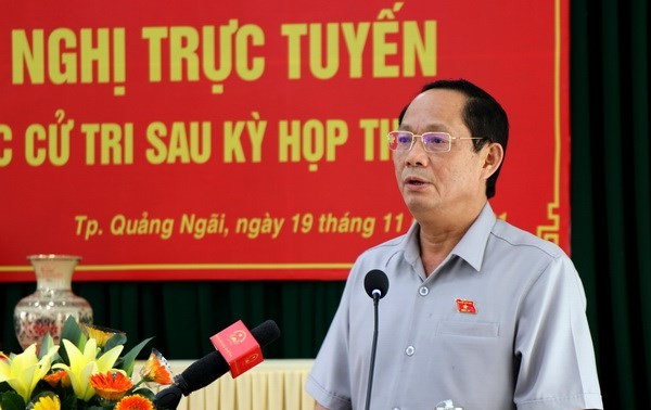  越南国会副主席陈光芳与广义省选民进行接触