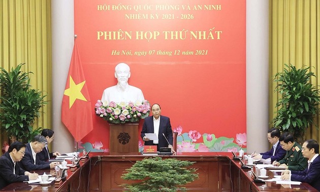 越南国家主席阮春福：推动国防安全外交，以从早从远保卫祖国