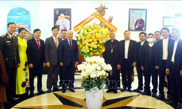 越南祖国阵线中央委员会主席团主席杜文战到访义安省荣市教区主教教堂并致以圣诞节祝贺