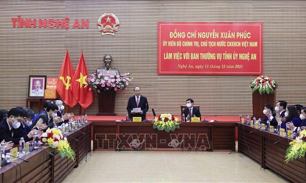 越南国家主席阮春福与义安省领导班子举行工作会议
