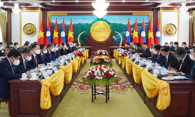 越南政府总理范明政与老挝政府总理潘坎在会谈后共同主持记者会