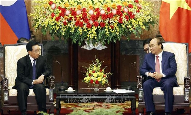 越南国家主席阮春福会见老挝政府总理潘坎