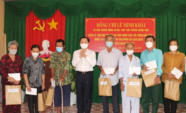 越南国家领导人探望各地居民并赠送年礼