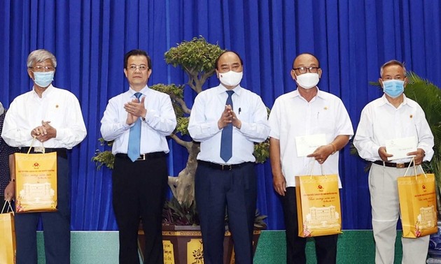 越南国家主席阮春福向安江省政策优抚家庭和贫困家庭赠送年礼