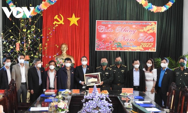 越南党、政府和国会领导人向各地居民拜早年