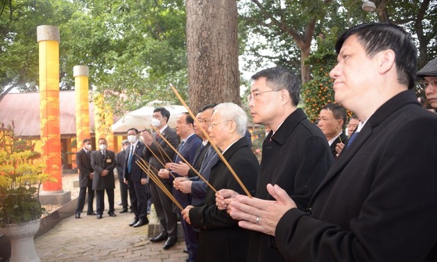 越共中央总书记阮富仲在升龙皇城举行上香仪式  缅怀为国家做出贡献的前辈和贤才