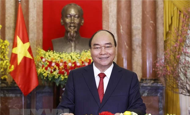 越南国家主席阮春福新年伊始向国家主席办公厅交付任务