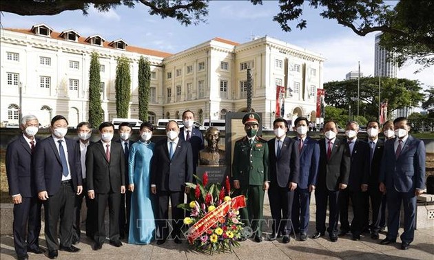 越南国家主席阮春福在新加坡向胡志明主席纪念碑敬献花圈
