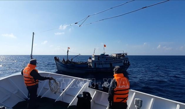越南渔检船将在长沙群岛海域发生事故的渔船拖曳回港