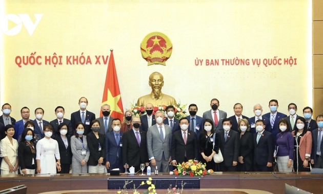 越南国会主席王庭惠会见美国-东盟商务理事会代表团