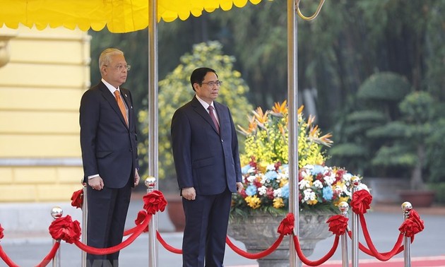 越南政府总理范明政主持仪式欢迎马来西亚总理伊斯迈尔访越