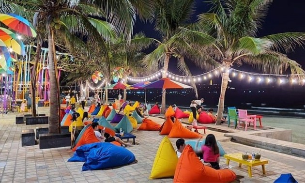 岘港海滩张灯结彩，服务游客