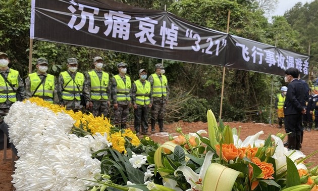 中国举行客机失事遇难者集体哀悼活动