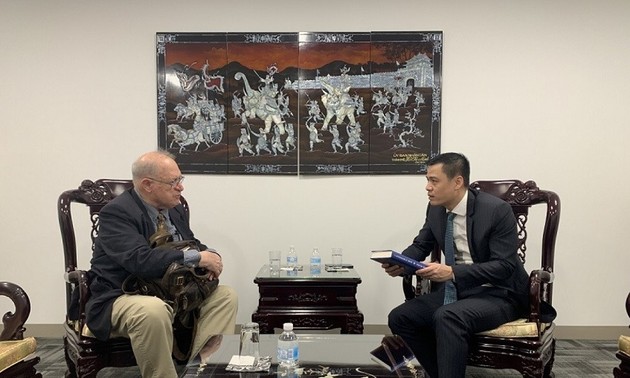 越南感谢美国友人约翰·麦考利夫在民间外交工作中的贡献