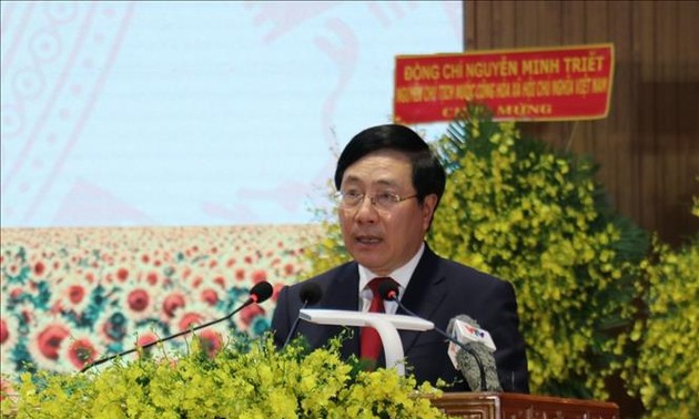 越南政府常务副总理范平明出席平福省禄宁县解放50周年纪念活动