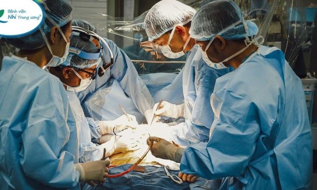 越南国家主席阮春福表扬为9个月大的病儿成功进行肝脏移植手术的中央儿科医院医护人员