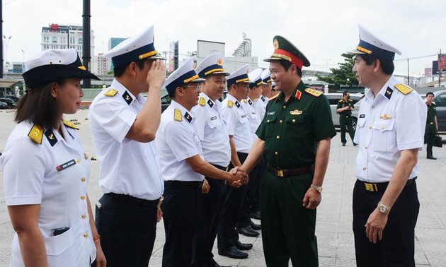 越南国防部工作代表团在西贡新港总公司走访调研