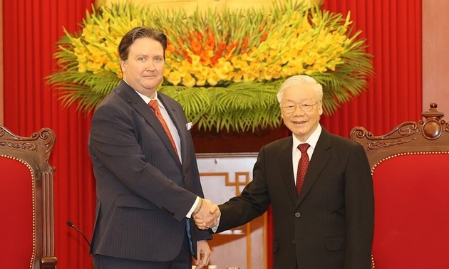 越共中央总书记阮富仲会见美国驻越大使马克·纳珀