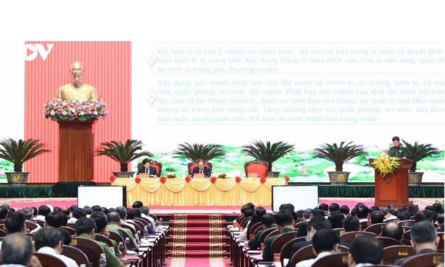 越南国家主席阮春福主持关于新形势下保卫祖国战略的决议实施10周年总结会议