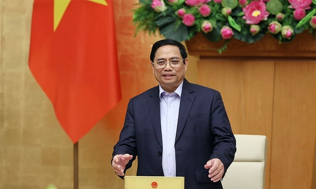 越南政府总理范明政主持政府4月份工作例会