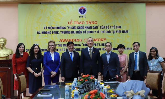 越南卫生部向世卫组织驻越南首席代表朴启东授予“致力于人民健康”纪念章