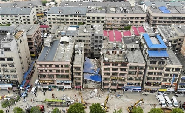 中国湖南长沙大楼倒塌事故造成60多人被困或失联
