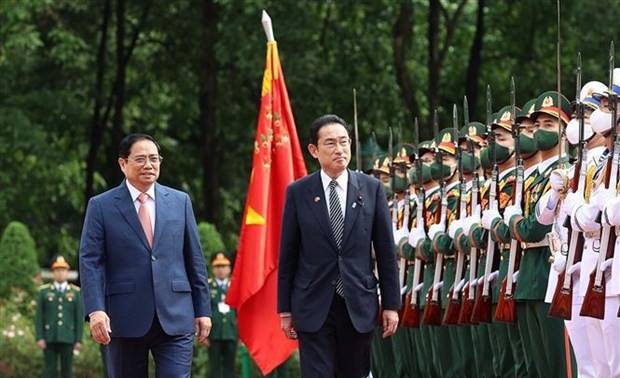 越南政府总理范明政举行仪式欢迎日本首相岸田文雄访越