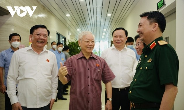越共中央总书记阮富仲第十五届国会第三次会议前夕在河内接触选民