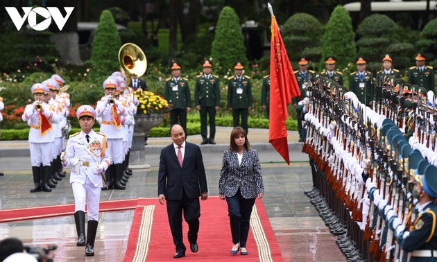 越南国家主席阮春福主持仪式欢迎希腊总统萨克拉罗普卢对越南进行正式访问