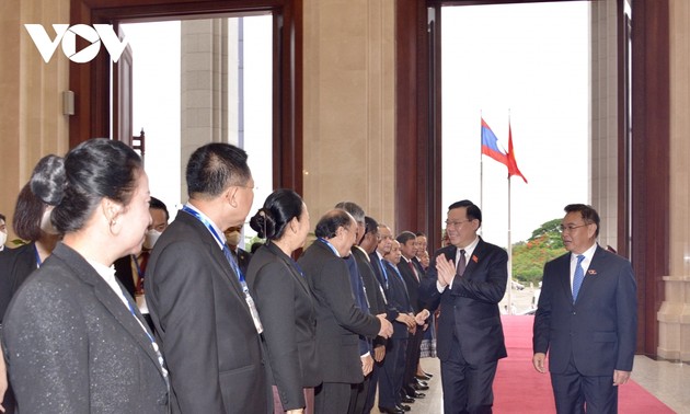 越南和老挝大力推动各级代表团互访