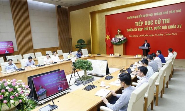 越南政府总理范明政与芹苴市选民接触