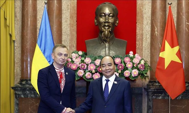越南国家主席阮春福会见乌克兰、加拿大驻越大使