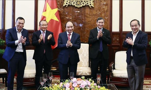 越南国家主席阮春福赞扬越南男女足球队的两位教练