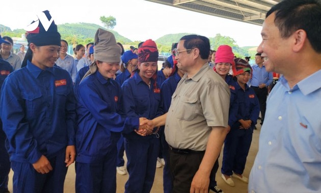 越南政府总理范明政与农民对话