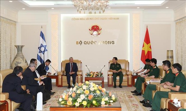 越南国防部长会见以色列国防部总干事阿米尔·埃舍尔