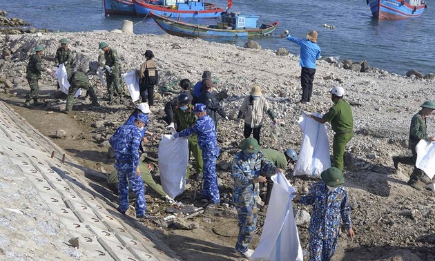 越南海上警察力量与李山岛县渔民并肩同行