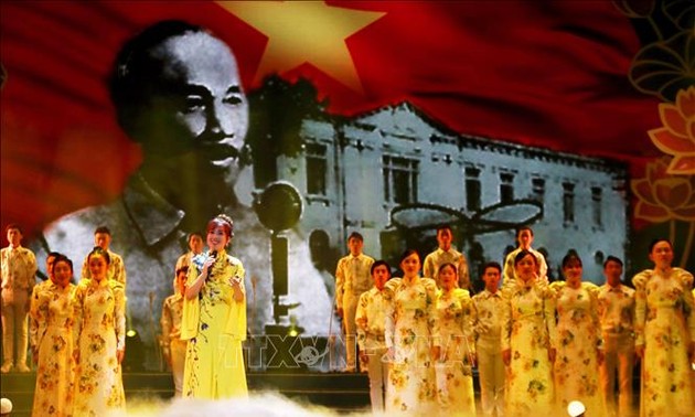 纪念胡志明主席出国寻求救国之路111周年的艺术晚会在胡志明市举行