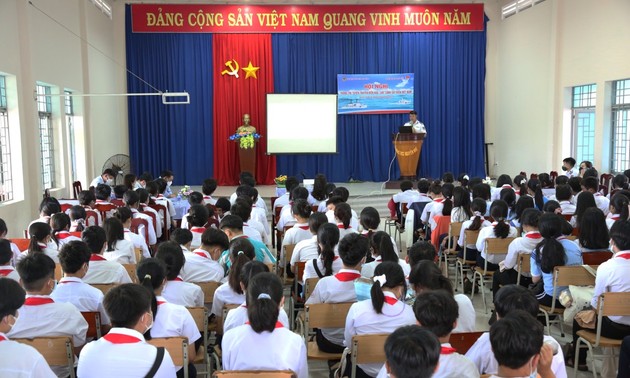 越南海上警察第三区指战员向教师、学生宣传海洋岛屿相关信息
