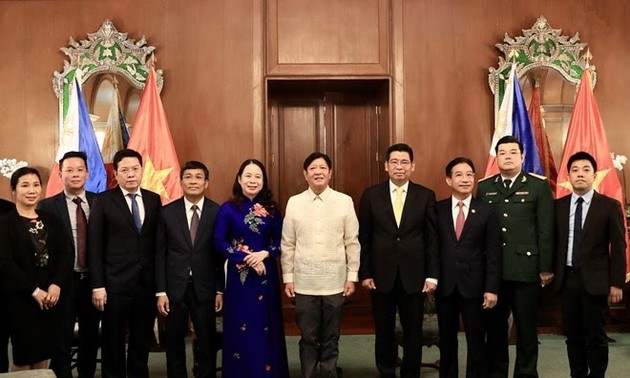 越南国家副主席武氏映春会见菲律宾总统