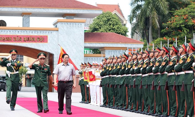 越南政府总理范明政与第四军区司令部举行工作座谈