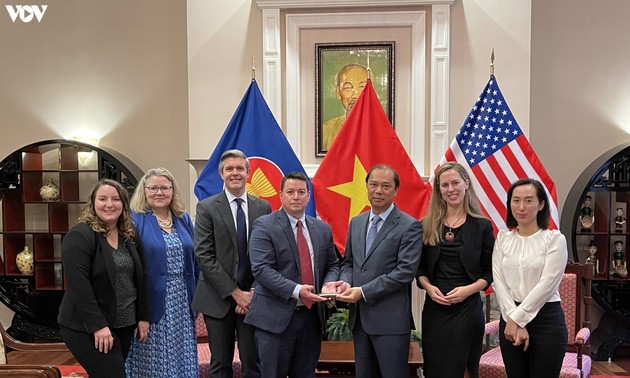 越南驻美大使馆接收美国联邦调查局归还的文物和古物