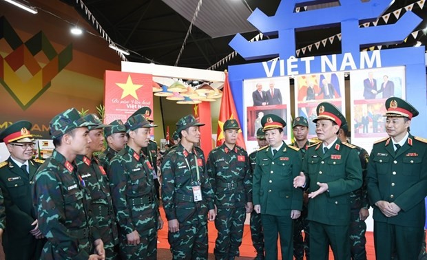 吴明进上将视察并鼓励参加俄罗斯国际军事比赛的越南人民军代表团