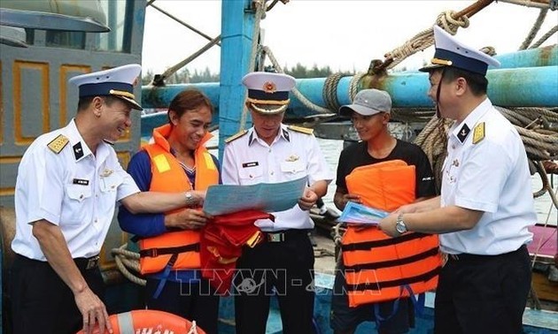 越南海军第二区帮助渔民出海捕捞