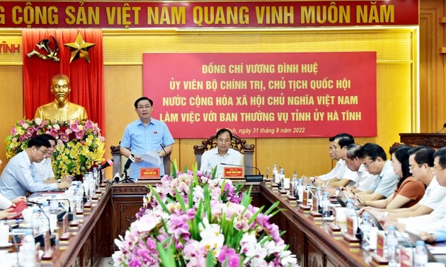 越南国会主席王庭惠与河静省委举行工作会议