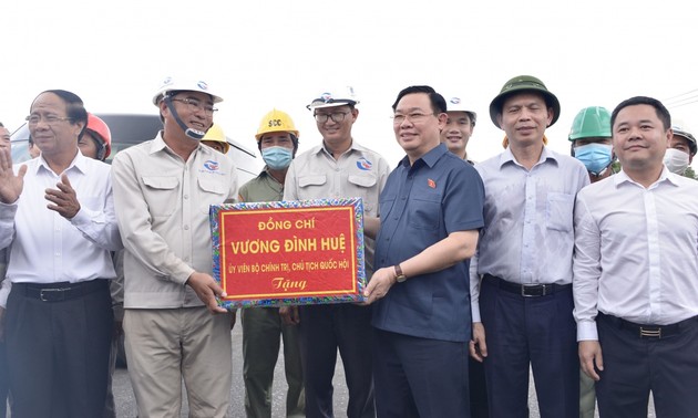 越南国会主席王庭惠视察槟力—龙城高速公路、龙城机场修建项目